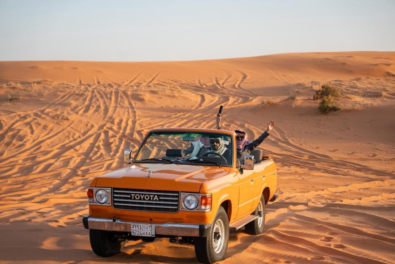 Classic car tour in the Hail desert
