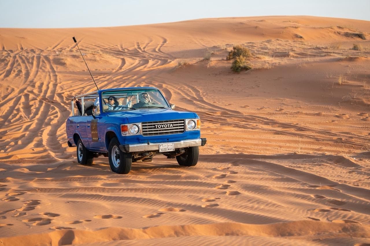 Classic car tour in the Hail desert