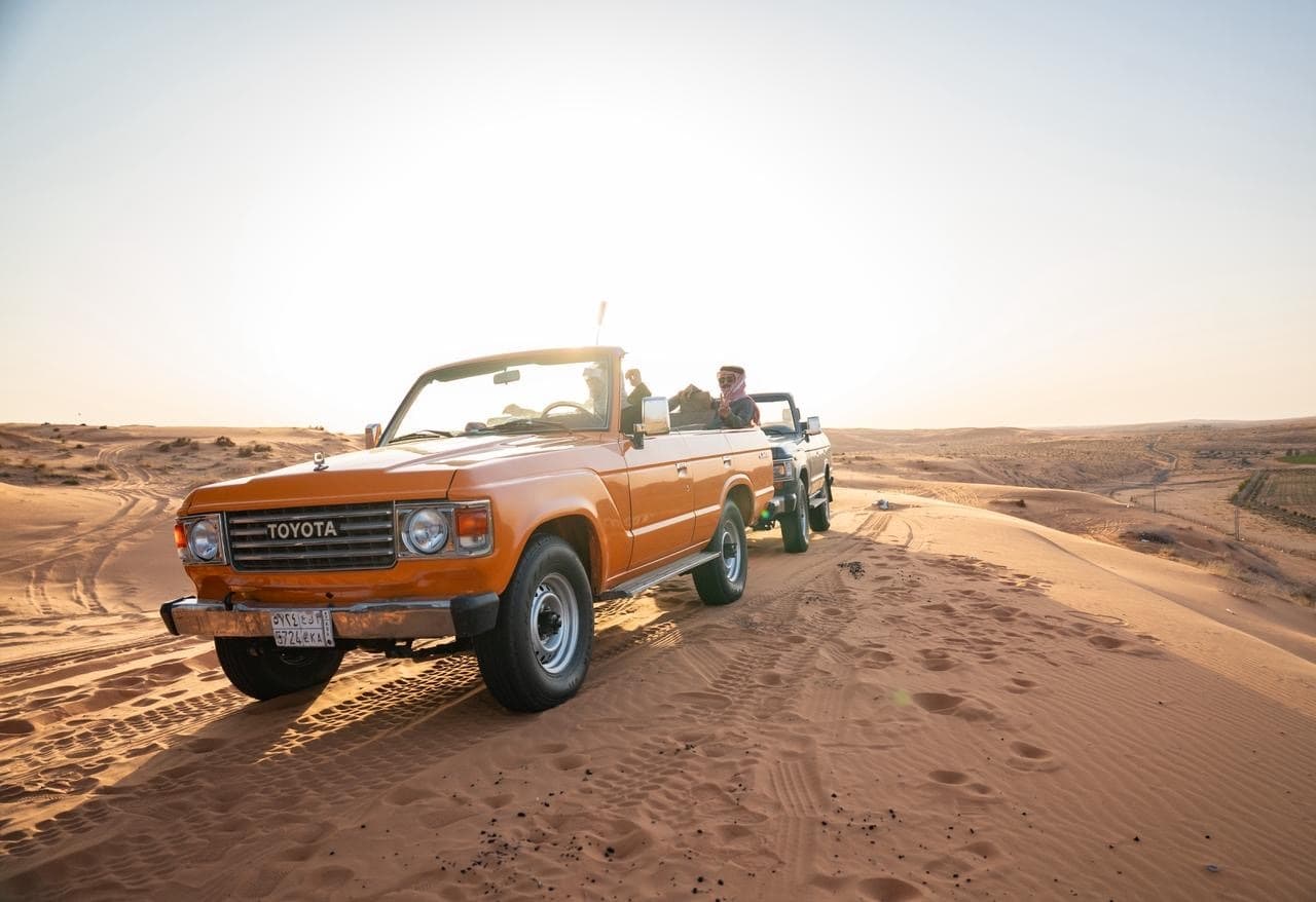 Classic car tour in the Hail desert
